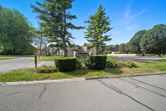 Building Photo - 402 Twin Circle Dr