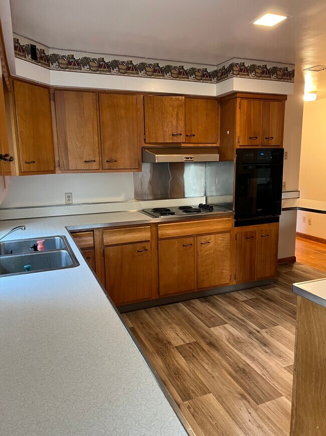 Building Photo - 1076 Sylvan Dr