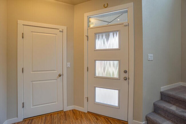 Building Photo - BEAUTIFUL HOME LOCATED IN URBAN OAKS