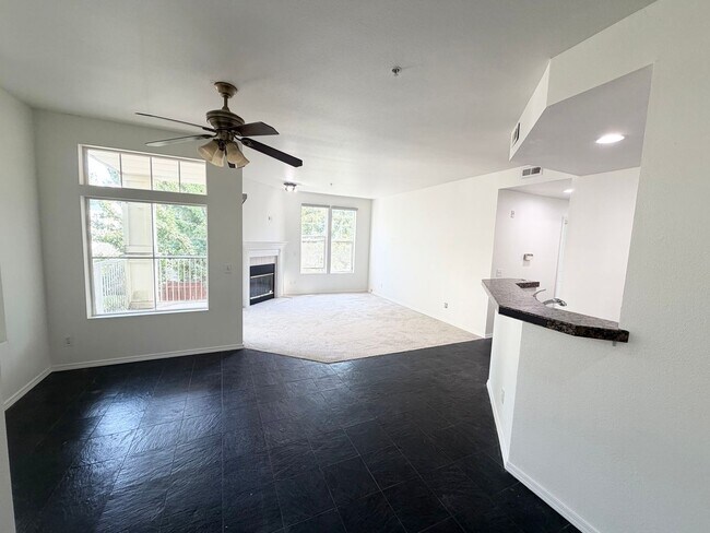Foto del edificio - Light & Bright End Unit Condo!