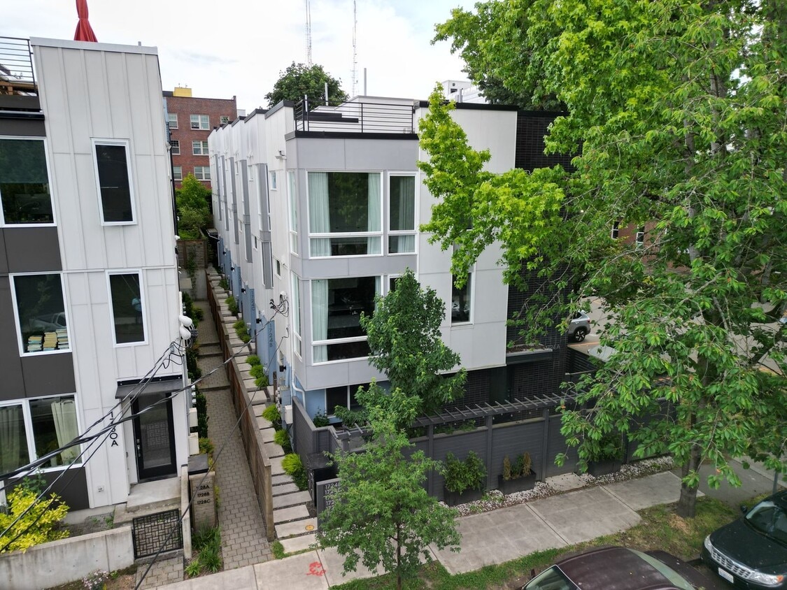 Primary Photo - 2Bd/1.75Ba Seattle Townhouse
