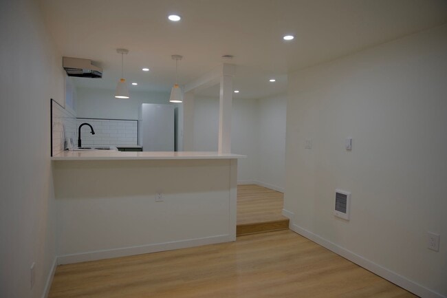 Building Photo - 1bd/1ba Seattle Triplex