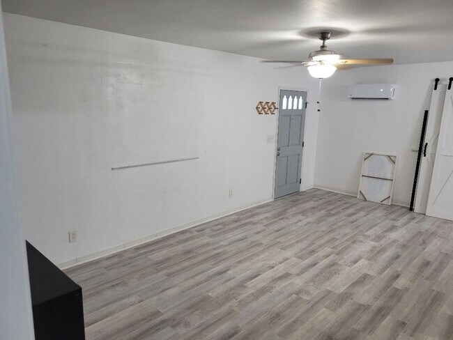Building Photo - 2511 W Lake Ave