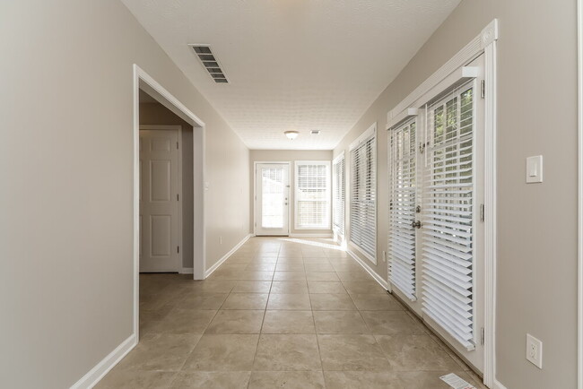 Building Photo - 2981 Landmark Dr SE
