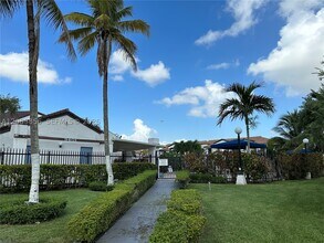 Building Photo - 9435 Fontainebleau Blvd
