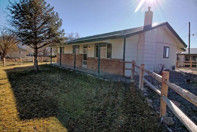Building Photo - FURNISHED 3bed/3bath palisade home