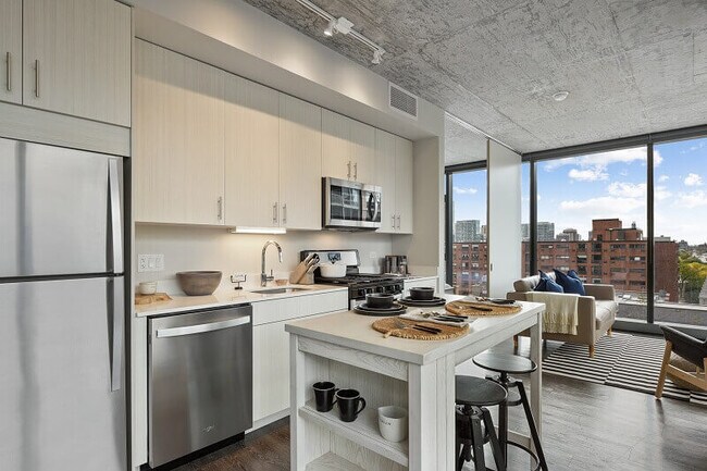 Building Photo - Stunning Studio in S Clark and Harrison