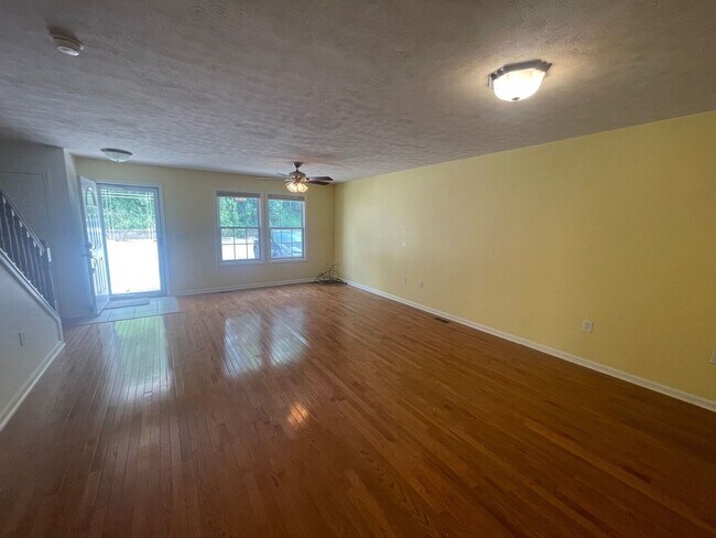 Foto del edificio - Radford 2 Bedroom, 2.5 Bath, Available TODAY