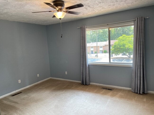 Dormitorio de arriba - 365 W Illinois Ave