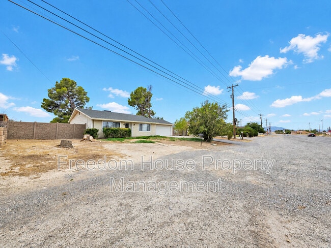 Building Photo - 721 E Calvada Blvd