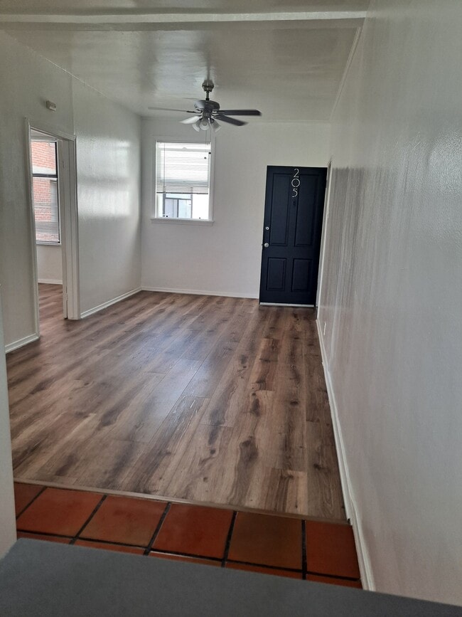 Building Photo - 6234 De Longpre Ave