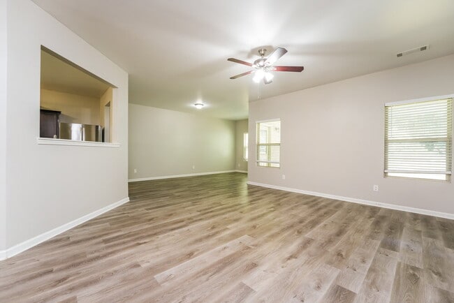 Building Photo - 3517 Mica Cir SE