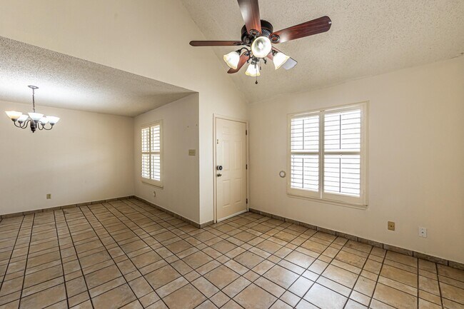 Foto del edificio - 8710 McPherson Rd