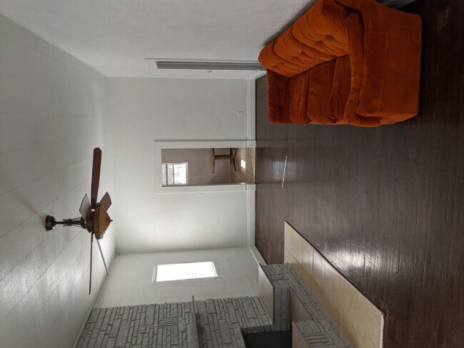 Building Photo - 721 Main St