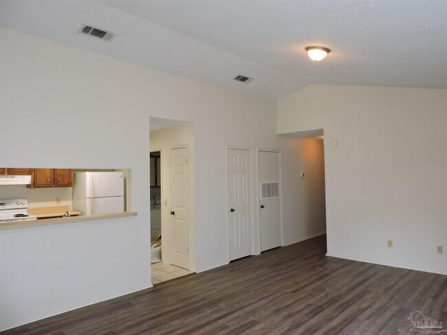 Foto del edificio - 8146 Treetop Ln