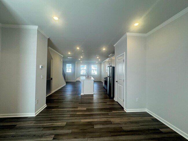 Foto del edificio - MUST SEE Beautiful three story Townhome!!
