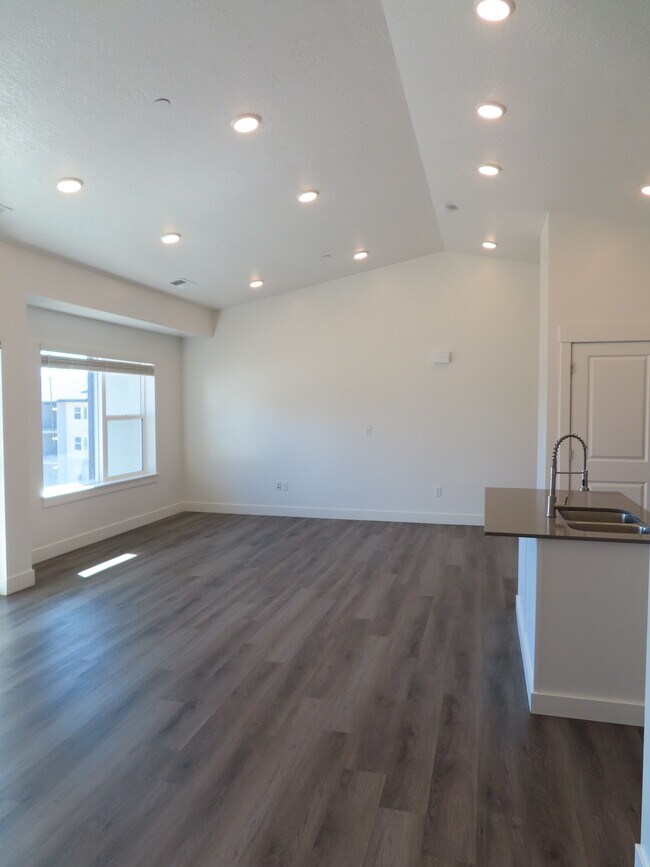 Building Photo - 163 E 550 N