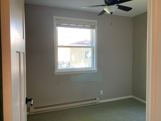 Building Photo - 465 W 5th St