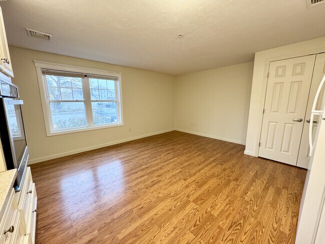 Building Photo - 31 Caroline St