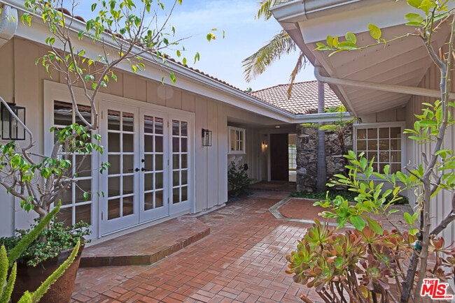 Building Photo - 705 Vía Santa Ynez