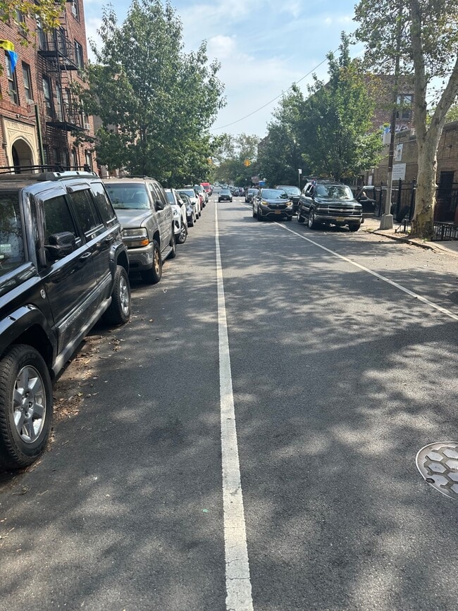 Building Photo - 65 E 95th St