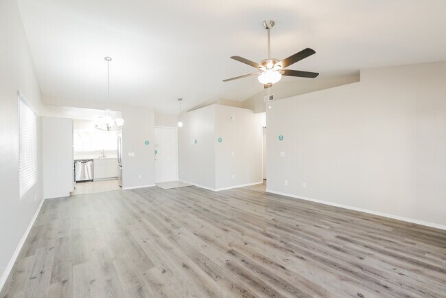 Foto del edificio - 16183 W Buchanan St