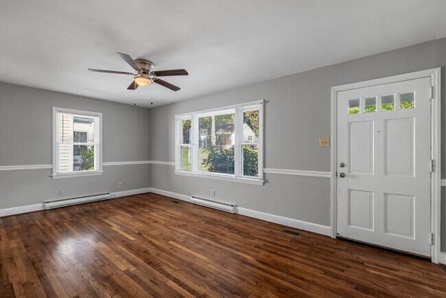 Foto del edificio - Updated Home- Near State Street! LR, DR, J...