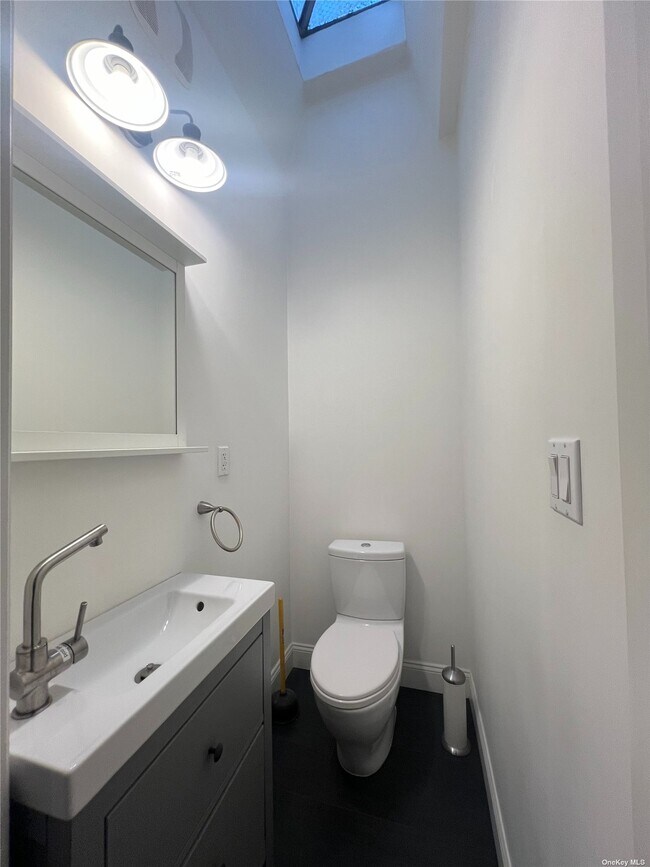 Foto del edificio - 6156 Gates Ave