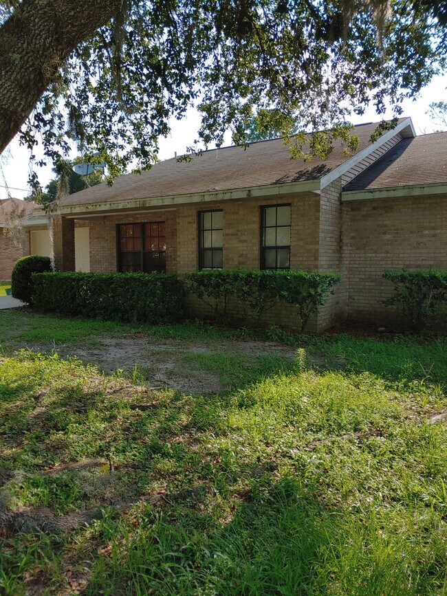 Building Photo - Nice 3 bedrooms and 2 full bath