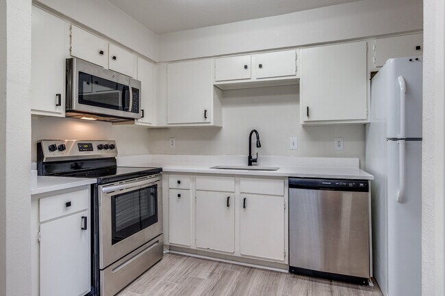 Foto del edificio - 5300 Keller Springs Rd