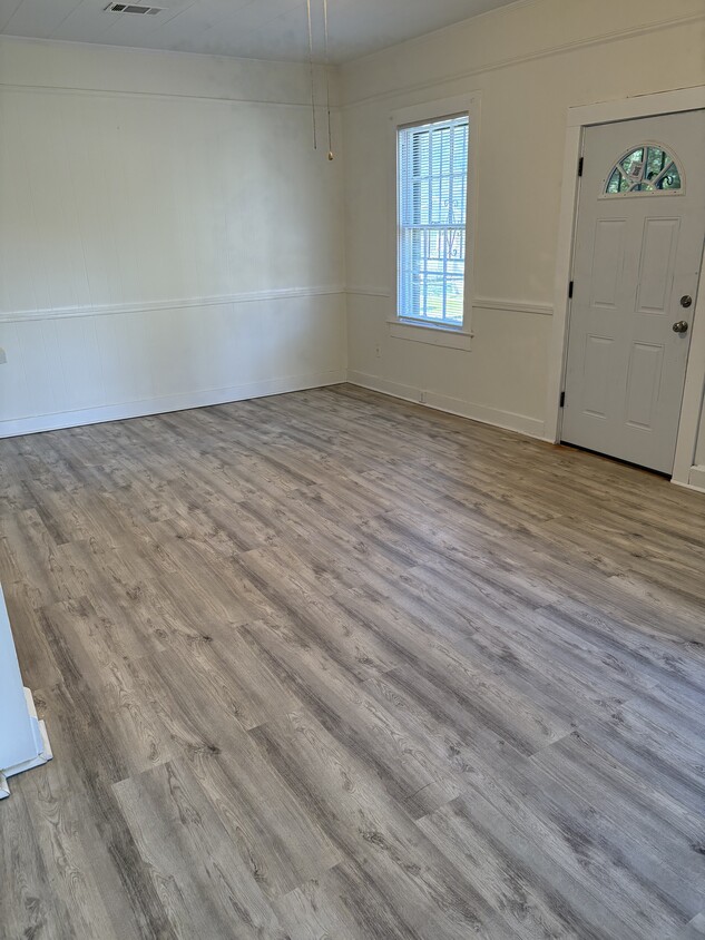 Building Photo - 2504 Edgewood Dr