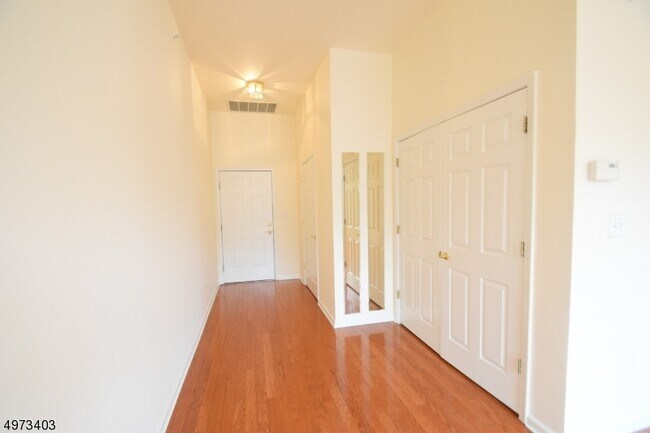 Building Photo - 213 4 Seasons Dr