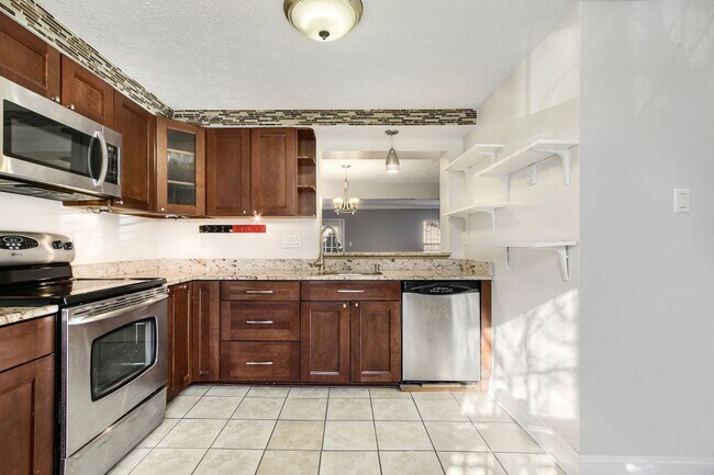 Building Photo - Spacious, Sunlit 3 Level, 3BD/3.5 BA End U...