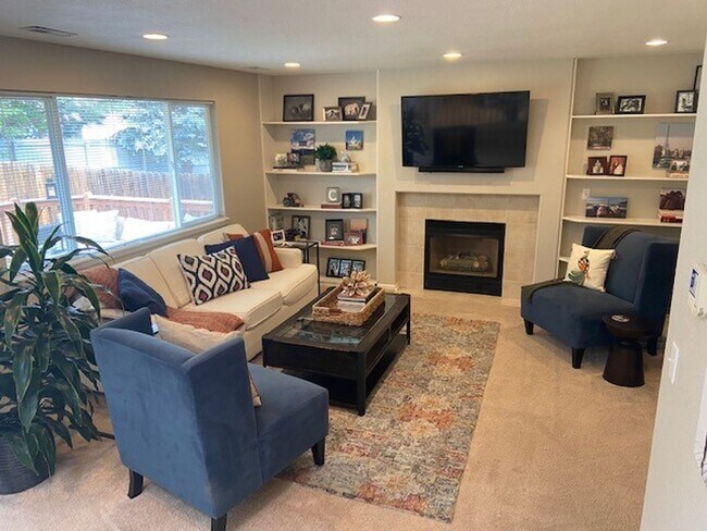 Building Photo - Charming 3 Bedroom and 3 Bath In Rock Creek!