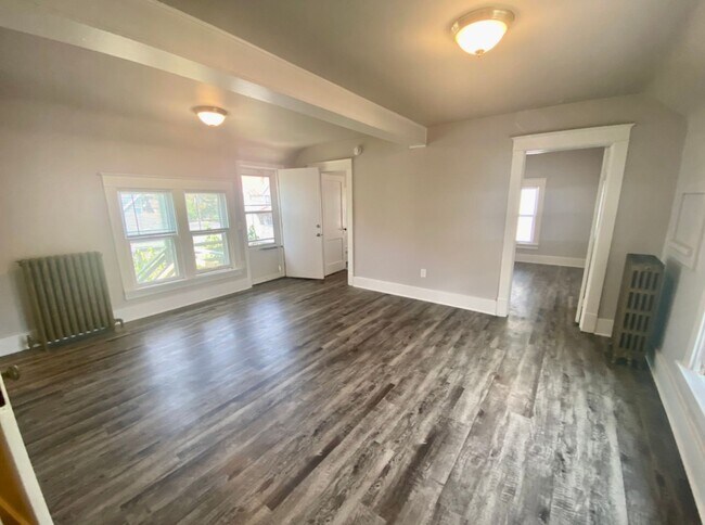 Foto del edificio - 2 Bed, 1 Bath Upstairs Unit in Heritage Hill – Private Entry & Prime Location