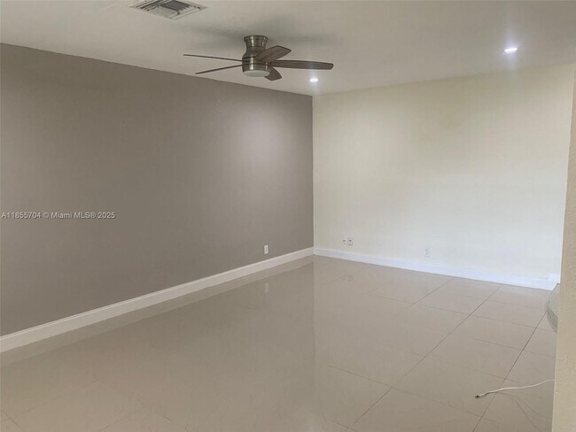 Foto del edificio - 4060 NW 110th Ave