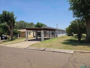Building Photo - 1301 N Oak St