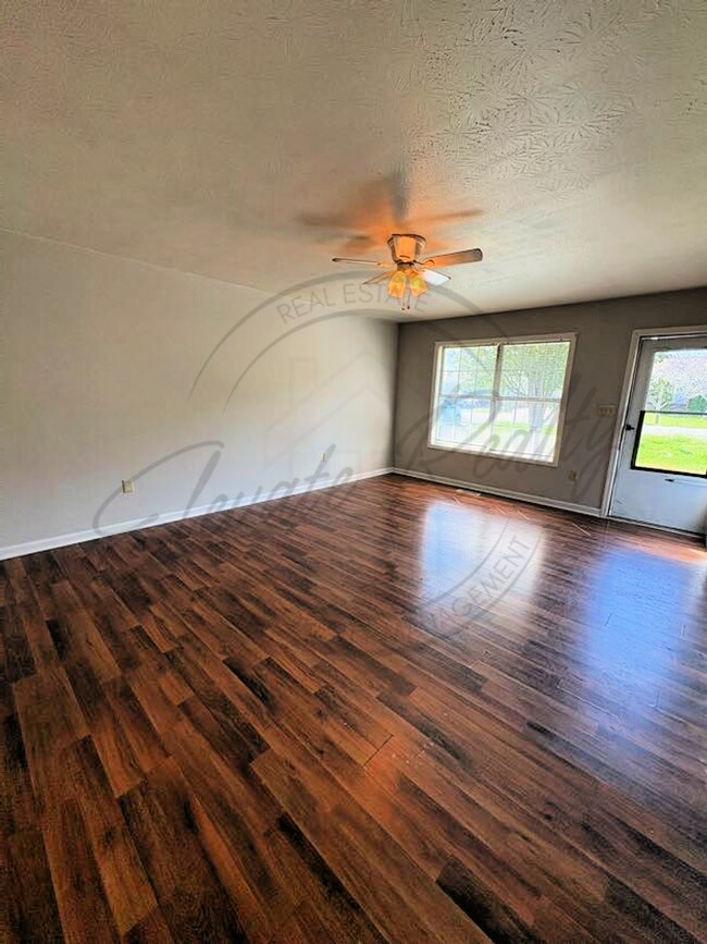 Foto del edificio - Three Bedroom Ranch with Appliances in Col...