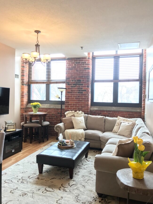 Living Room - 150 Orleans St