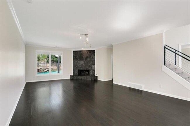 Foto del edificio - Stunning house in East Memphis.  Pool main...