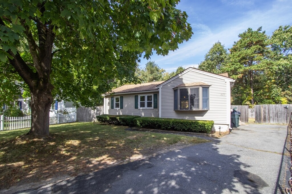 Primary Photo - 220 Keddy St