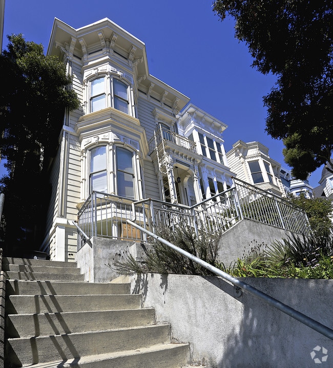 Building Photo - 2152 Pine St