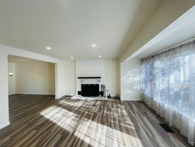 Building Photo - 1675 Kings Row