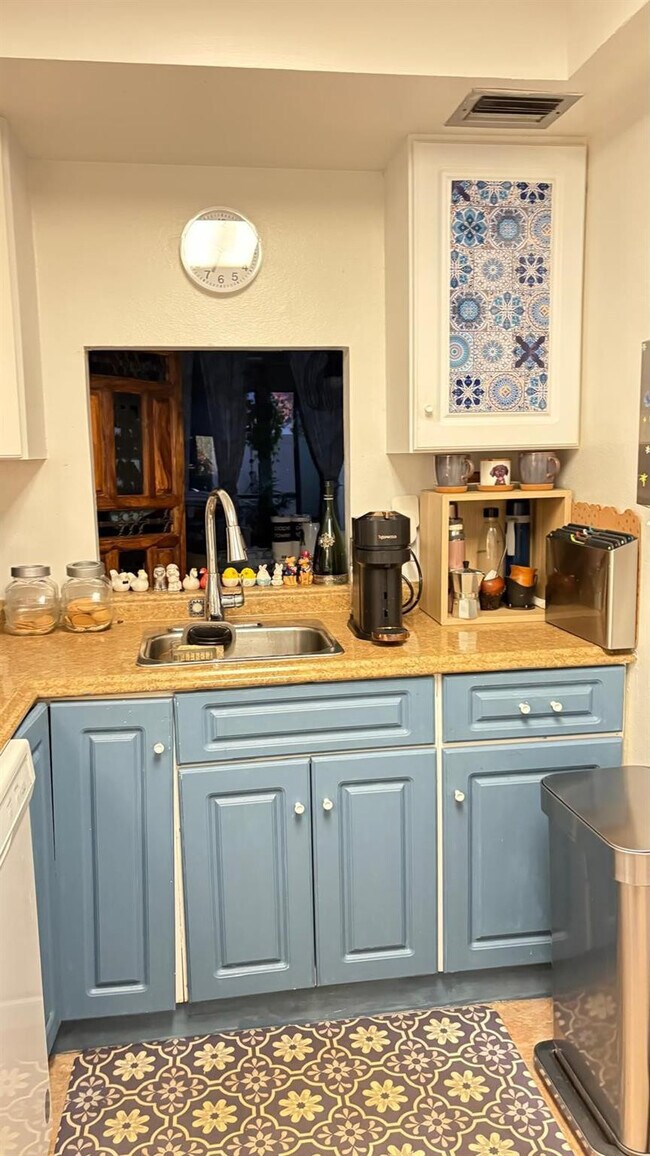 Building Photo - 118 Royal Pk Dr