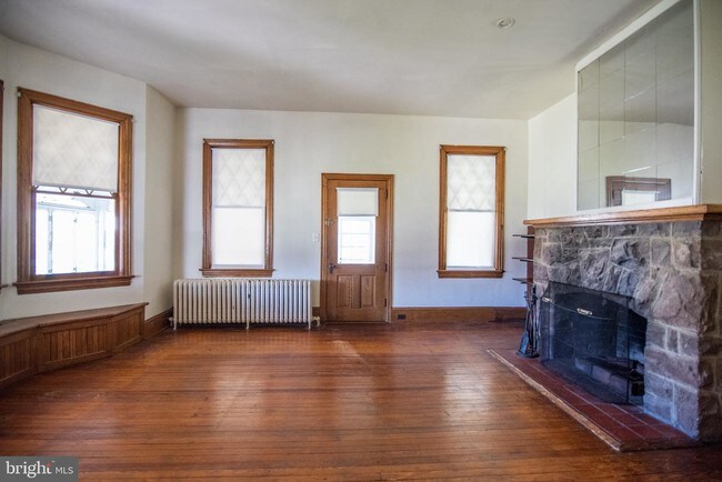 Building Photo - 517 S Fairview St