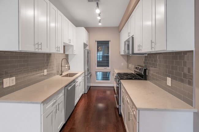 Building Photo - Beautiful 2 BR/2 BA Condo in Columbia Heig...