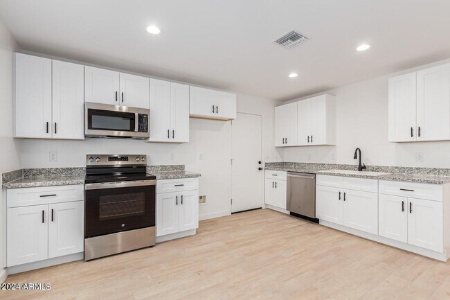 Building Photo - 217 N 88th Pl