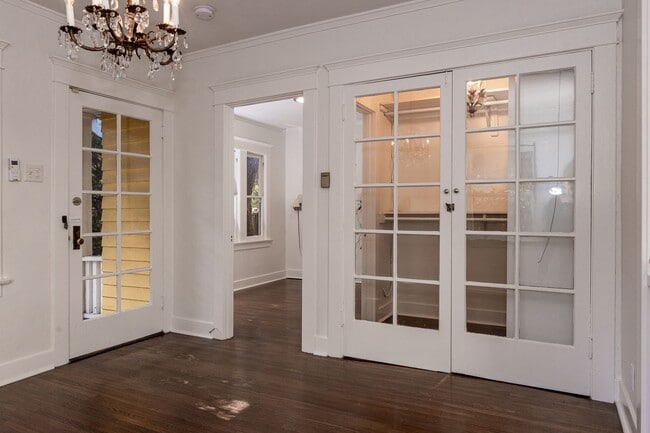 Building Photo - Silver Lake Duplex with huge yard