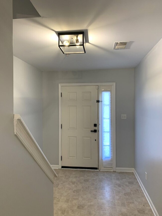 Foto del edificio - Spacious 3-Bed / 2.5-Bath Townhome – Antrim Crossing Subdivision