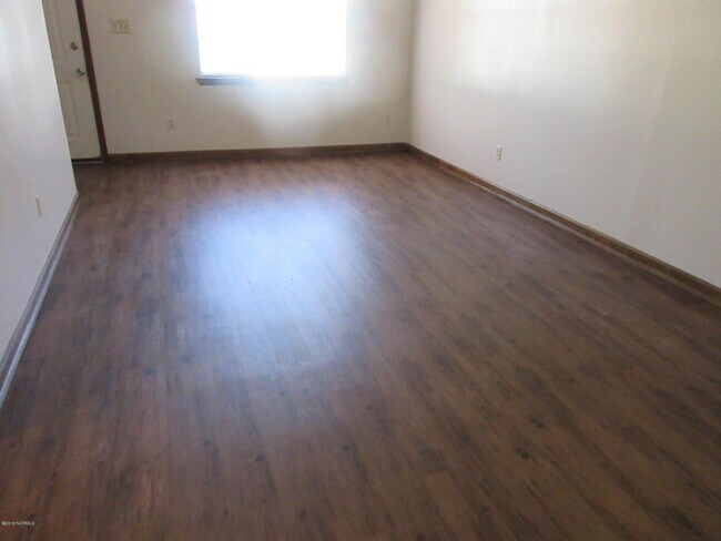 Building Photo - Charming 2 Bedroom Duplex - 1710 Wine Pres...